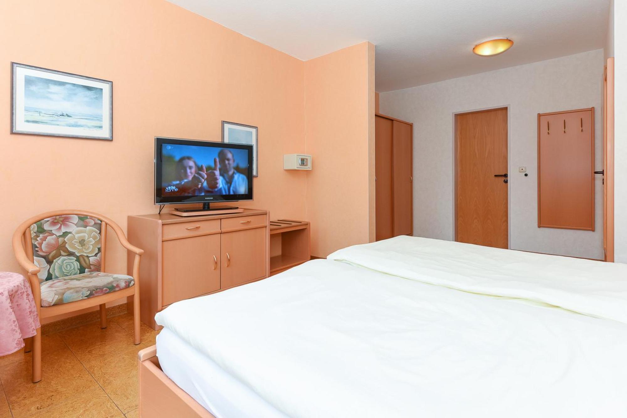 Hotel-Pension Stoertebeker Bensersiel Bagian luar foto